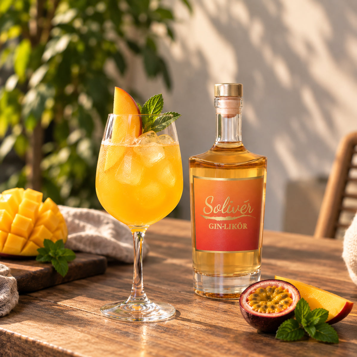 Solivér Mango Maracuja Gin-Likör neben einem fruchtigen Mango-Maracuja-Spritz mit Eis und Minze auf einem Holztisch, dekoriert mit frischer Mango und Passionsfrucht.