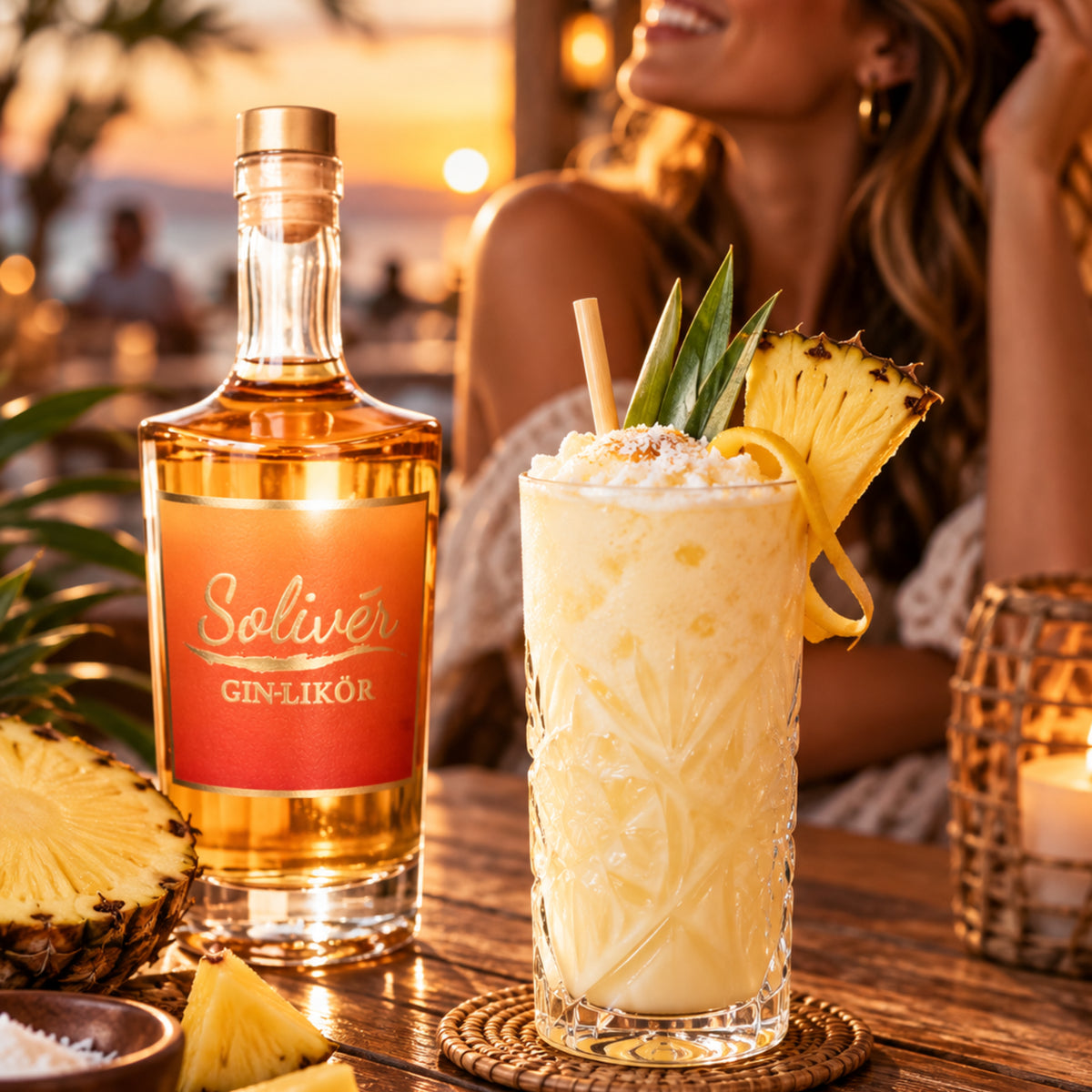 Cremiger Mango-Piña-Colada mit Sahnehaube, frischer Ananas und Ananasblättern neben einer Flasche Solivér Gin-Likör. Im Hintergrund genießt eine Frau den Cocktail in gemütlicher Atmosphäre.