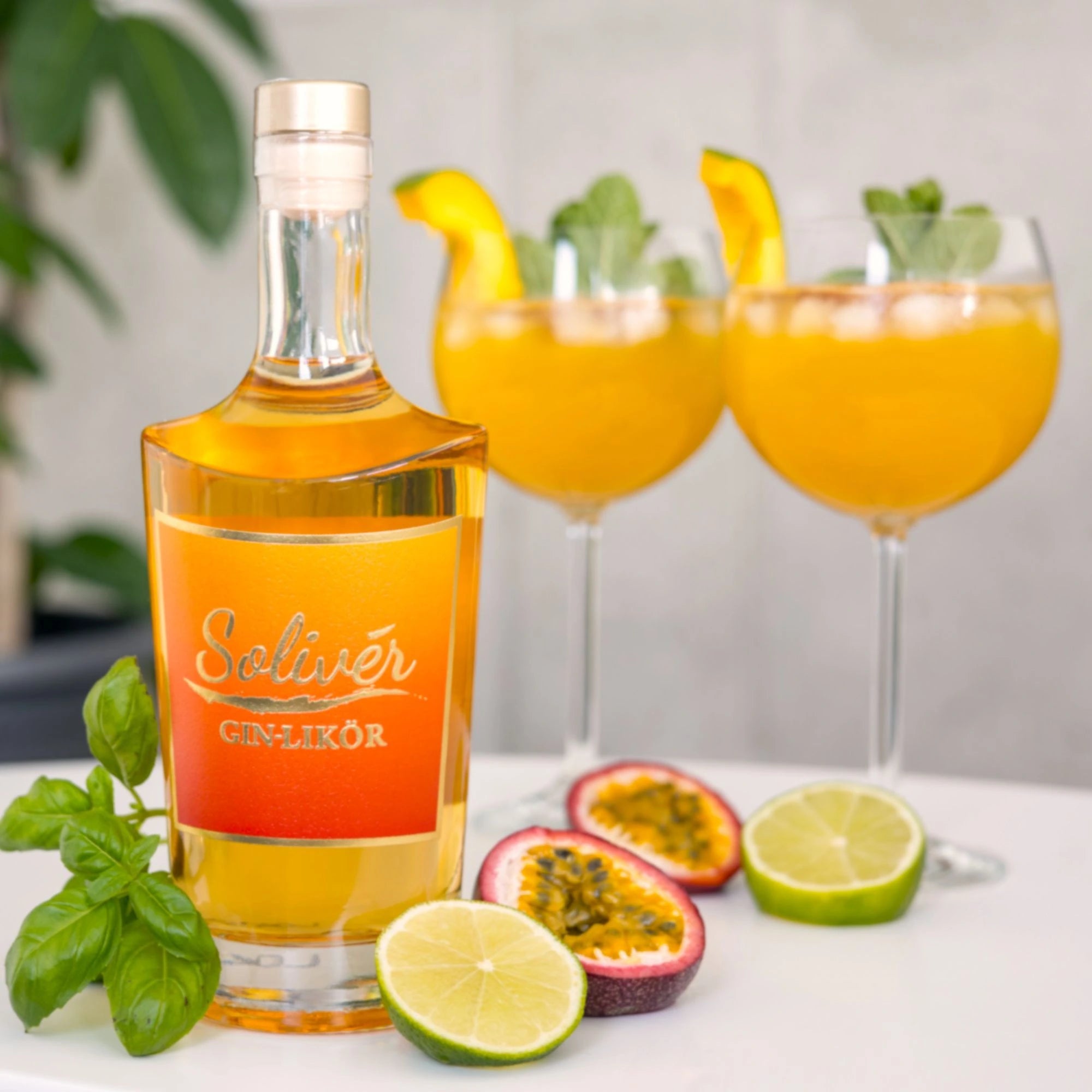 Solivér Gin-Likör mit zwei fruchtigen Cocktails, Passionsfrucht, Limette und Basilikum – sommerlich frisch serviert.