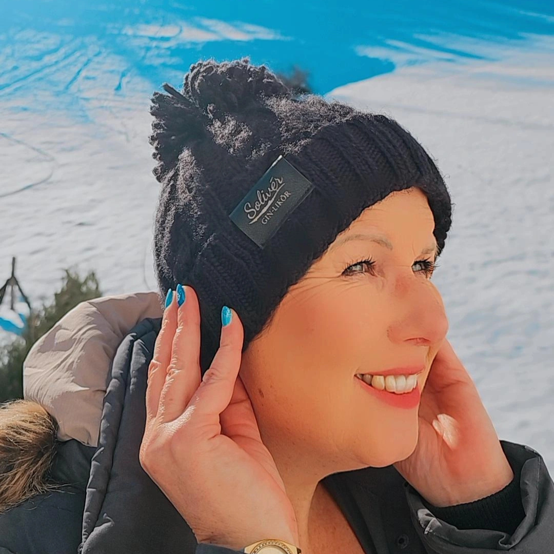 Stilvolle Strickmütze mit einzigartigen Branding