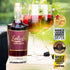 Solivér Brombeer Gin-Likör in eleganter Flasche, serviert auf Eis mit frischen Beeren in Weingläsern – sommerlicher Genuss im Freien“
