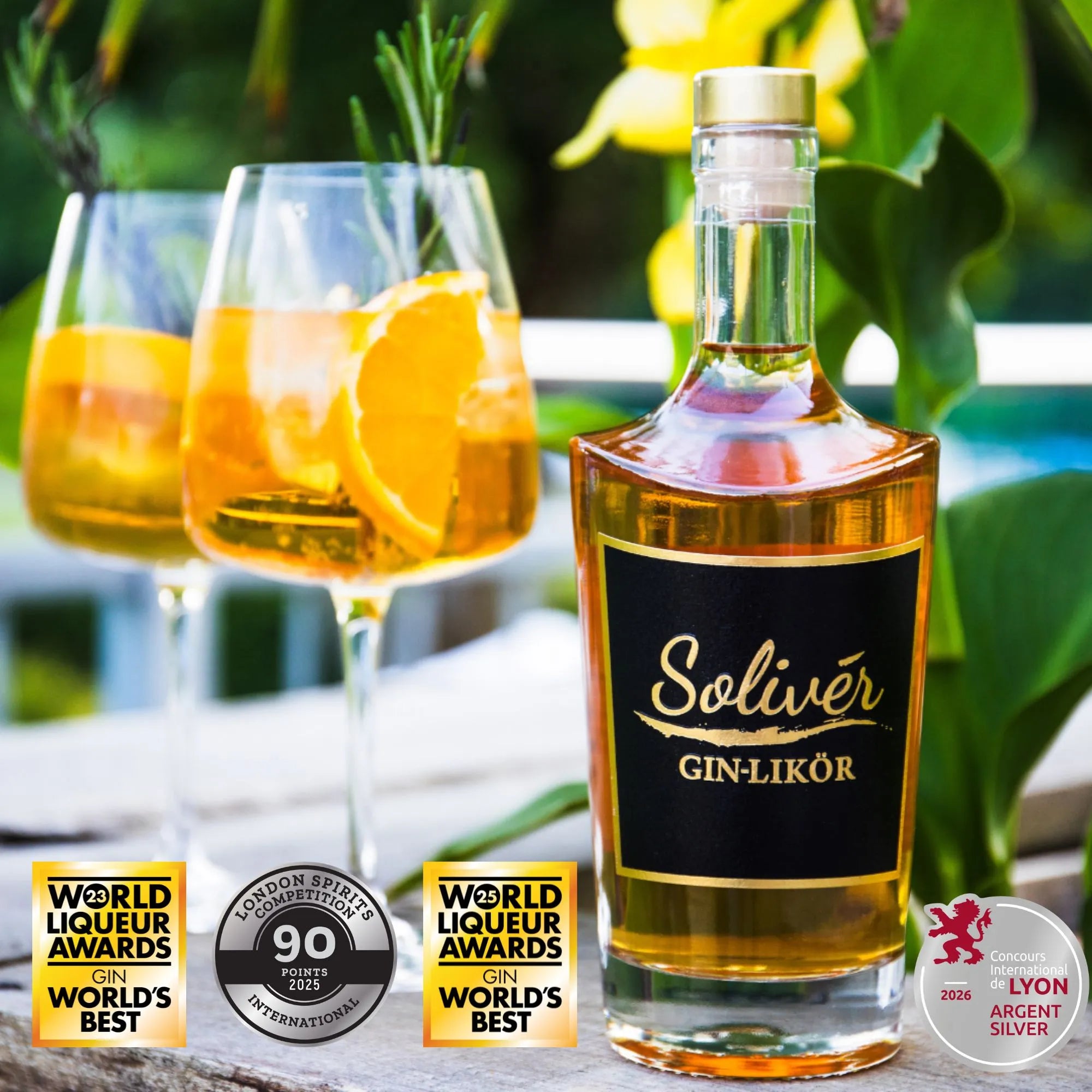 Flasche Solivér Goldapfel Gin-Likör auf einem Holztisch neben zwei Gläsern mit Orangen, Rosmarin und Eiswürfeln, dekoriert mit internationalen Auszeichnungen wie World Liqueur Awards und London Spirits Competion und Concours International de Lyon