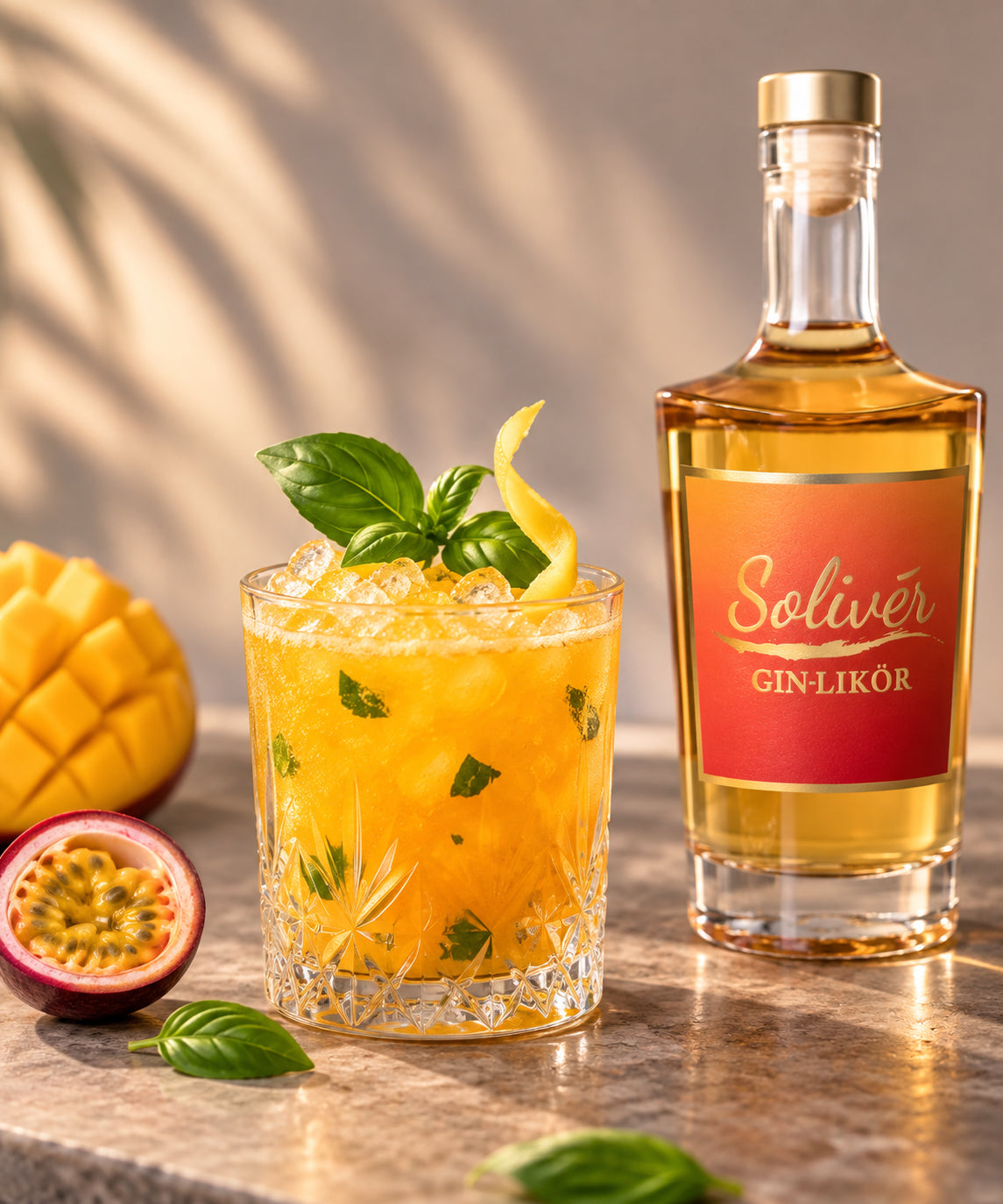 Solivér Mango Maracuja Gin-Likör neben einem leuchtend gelben Mango-Maracuja-Cocktail mit Eiswürfeln, frischer Minze und Mangoscheibe. Dekoriert mit frischer Mango und aufgeschnittener Passionsfrucht auf einem hellen Holztisch.