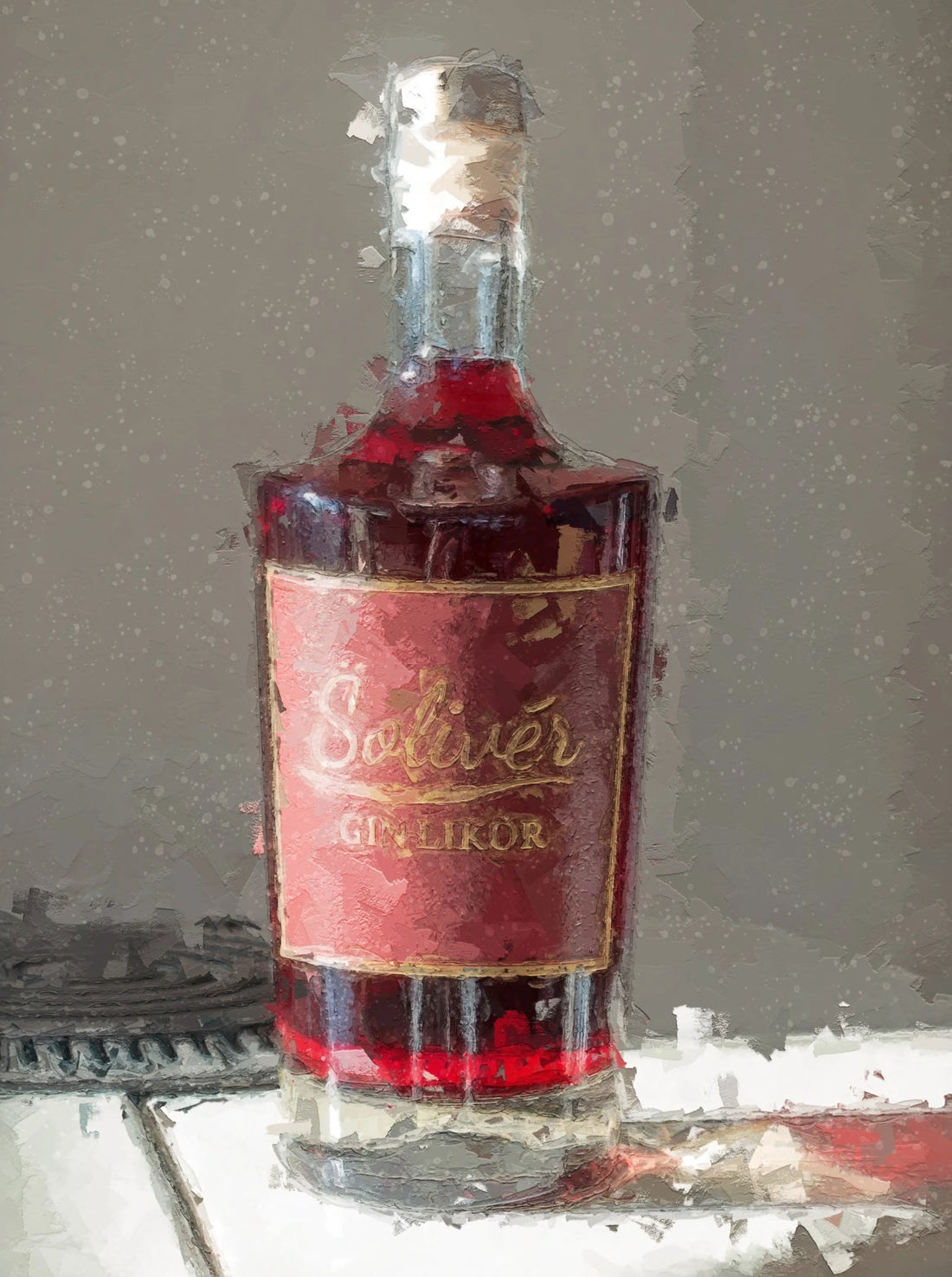 Künstlerisch dargestellte Flasche Solivér Ginlikör mit rotem Etikett und goldenem Schriftzug, stehend auf einer hellen Oberfläche vor grauem Hintergrund.