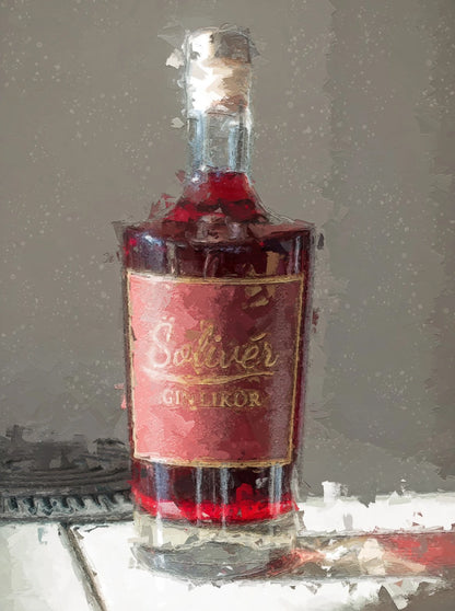 Künstlerisch dargestellte Flasche Solivér Ginlikör mit rotem Etikett und goldenem Schriftzug, stehend auf einer hellen Oberfläche vor grauem Hintergrund.