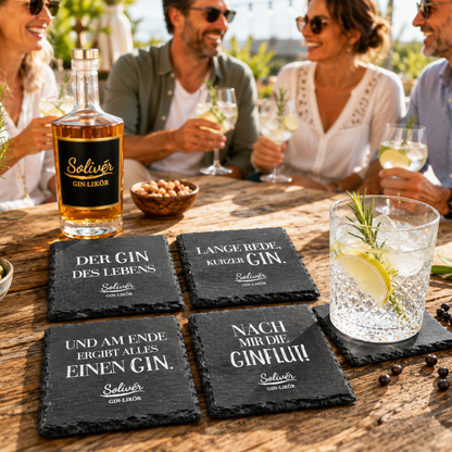Solivér Gin-Likör Flasche und schwarze Schiefer-Untersetzer mit humorvollen Gin-Sprüchen auf einem Holztisch. Im Hintergrund sitzen vier Freunde bei einem sonnigen Abend zusammen und genießen ihre Drinks.